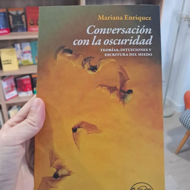 Este mes que ya vemos como la luz nos abandona poco a poco para sumergirnos en la oscuridad, que mejor que elegir como lectura el nuevo libro de Mariana Enríquez, y además ¿por qué no? descubrir o releer uno de los libros que suelo recomendar para mentes valerosas.